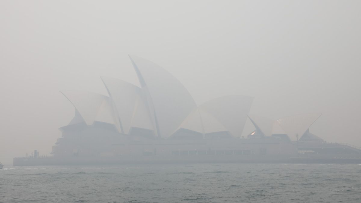 Letní Sydney zahalila temnota, město se kvůli požárům dusí
